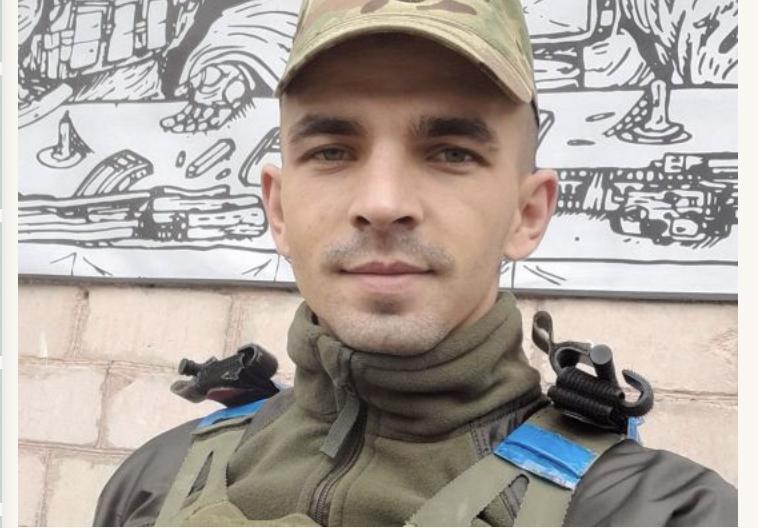 Молодий боєць «Азову» усиновлює дітей, які втратили батьків після вибуху міни