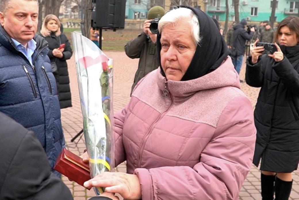 У Івано-Франківську державну нагороду загиблого захисника України передали матері