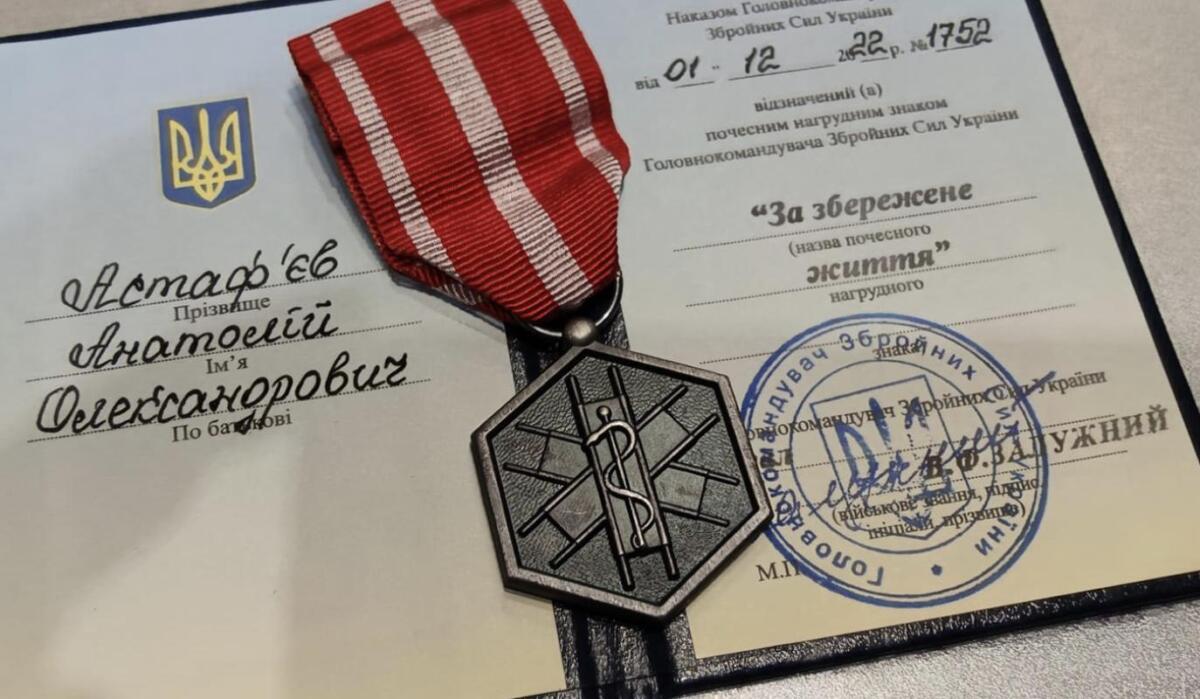 Нагороду від генерала Залужного отримав письменник Анатолій Дністровий