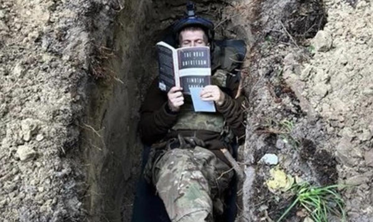 Американський публіцист показав, як український захисник читає його книгу в окопі