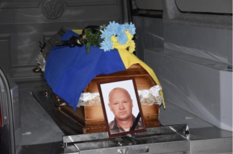 На Буковині в останню дорогу провели українського захисника