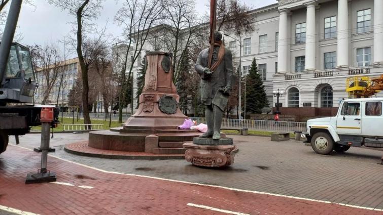 У Дніпрі демонтували пам’ятник російському вченому Ломоносову (ФОТО)