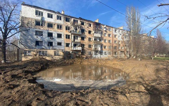 У Херсоні під вікнами житлового будинку розірвався російський снаряд (ВІДЕО)