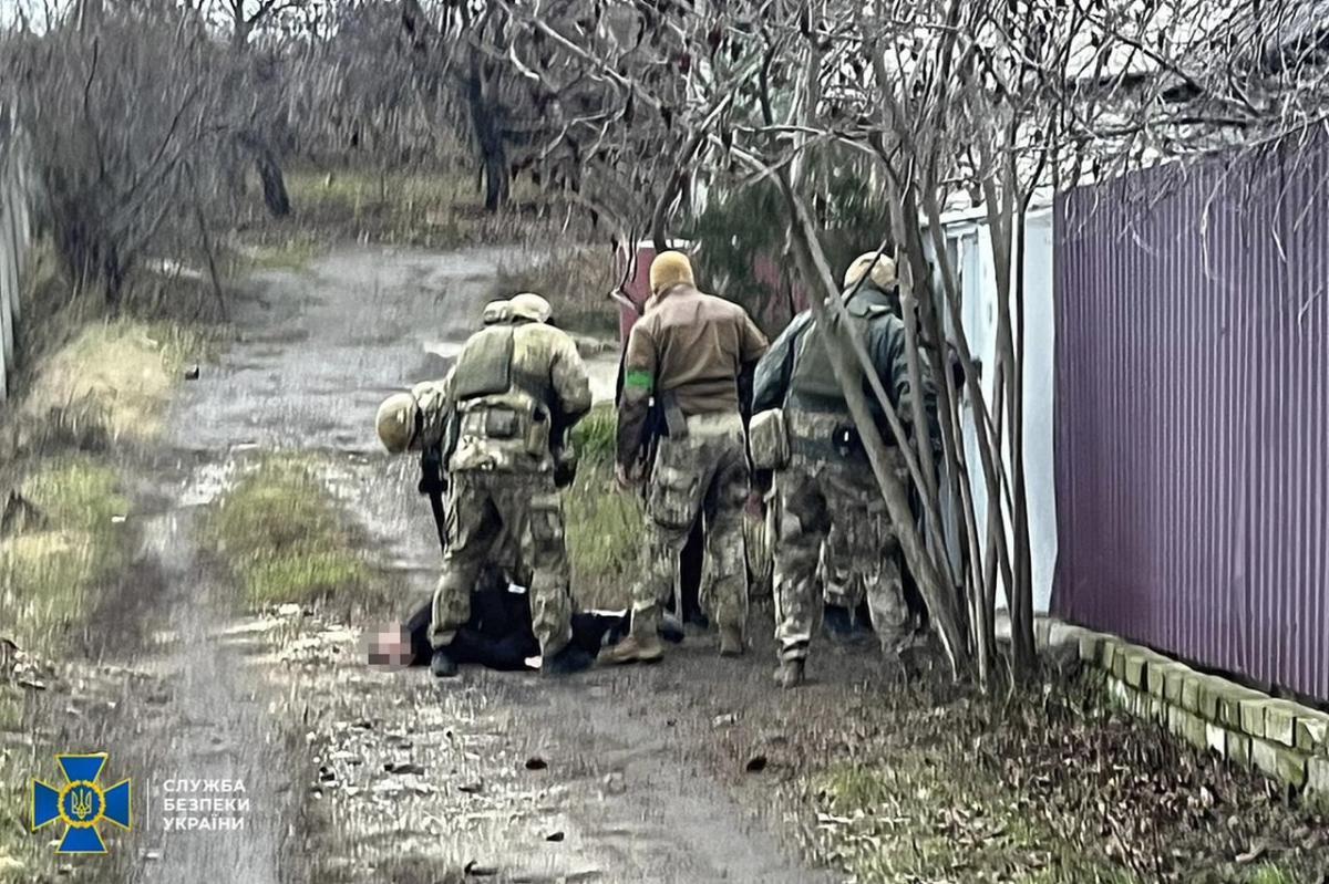 На Харківщині СБУ затримала колаборанта, який допомагав окупантам красти українське зерно (ФОТО)