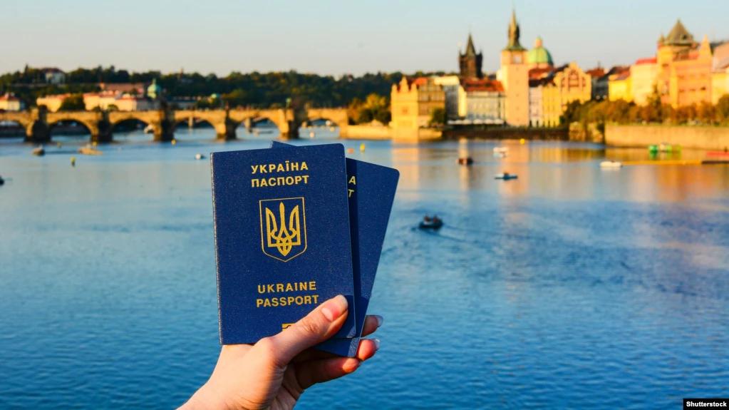 Украинский паспорт за год поднялся на 6 позиции в рейтинге привлекательности паспортов мира