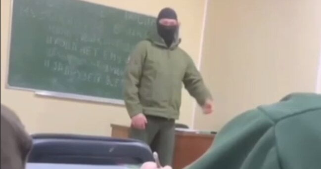 Колишній зек з ПВК «Вагнер» прийшов агітувати випускників школи у Москві йти до них (фото)