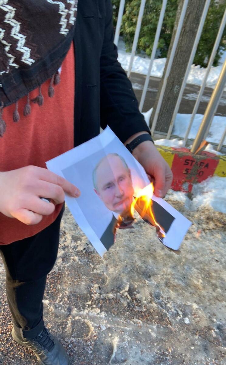 У Фінляндії біля російського посольства спалили портрет Путіна