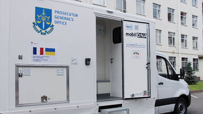 Мобільні ДНК-лабораторії допомагають ідентифікувати загиблих в Україні за кілька годин
