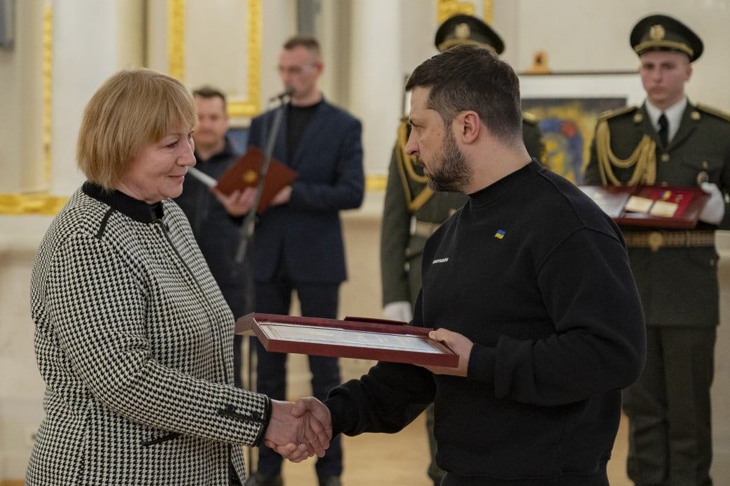 Президент передав нагороду матері Героя України Олександра Мацієвського, що загинув від рук російських загарбників на Донеччині
