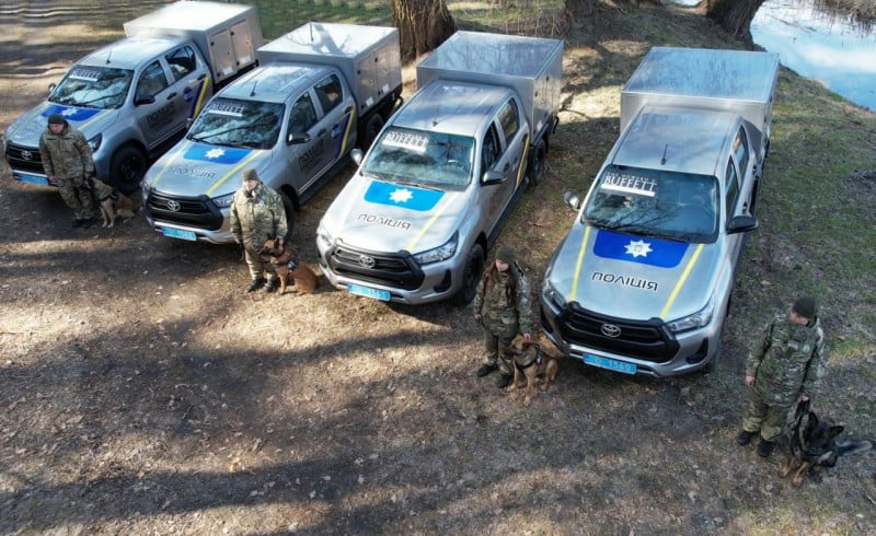 Поліцейські-кінологи отримали спецтранспорт для перевезення службових собак