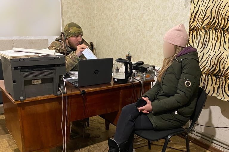 На Харківщині затримали колаборантку, яка співпрацювала з агресором під час окупації