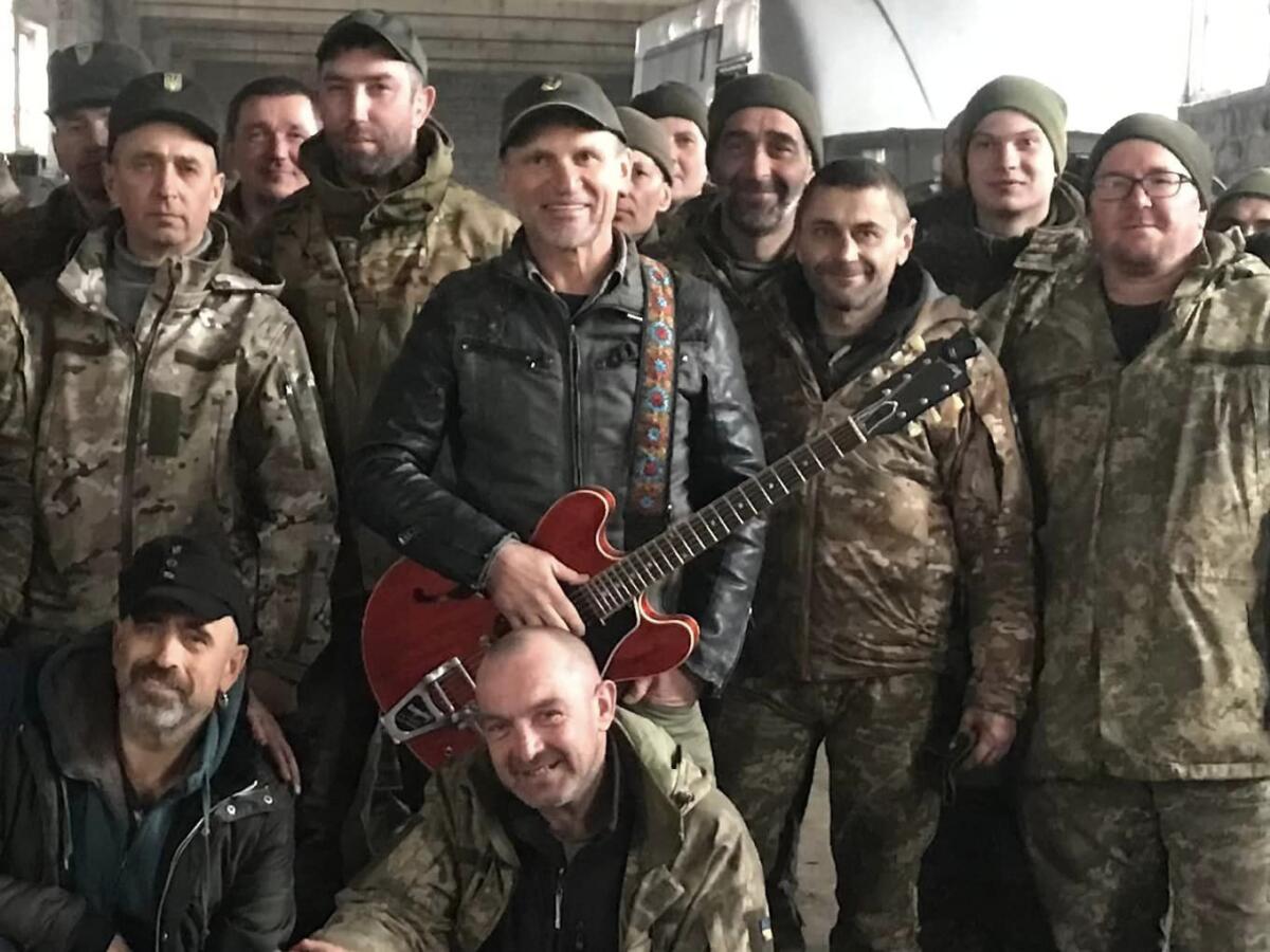 Захисників Бахмута порадував концертами Олег Скрипка