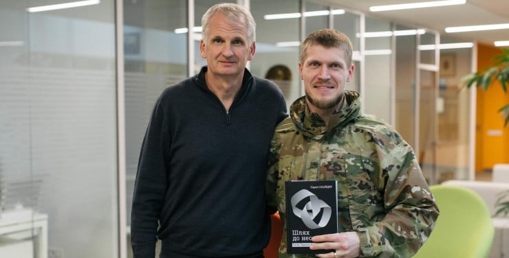 Американський історик зустрівся з українським захисником, який читав його книгу в окопі