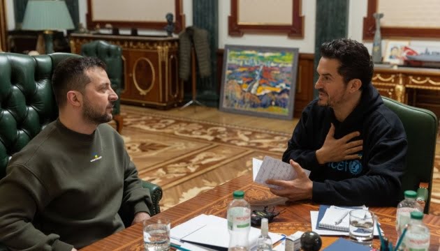 Відомий британський актор зустрівся з українським президентом і відвідав Ірпінь та Демидів