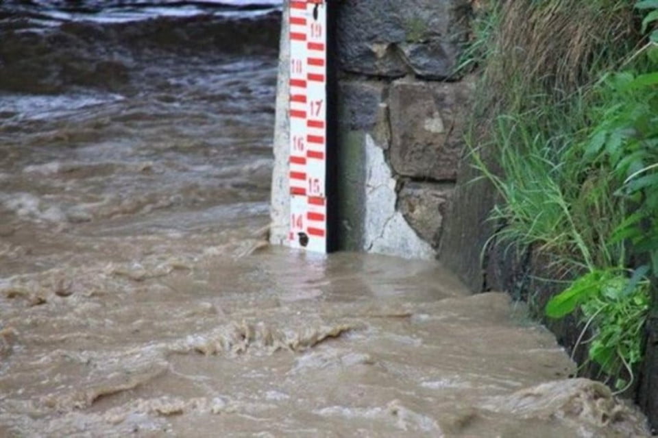 Рятувальники попередили закарпатців про різкий ріст рівня води у річках