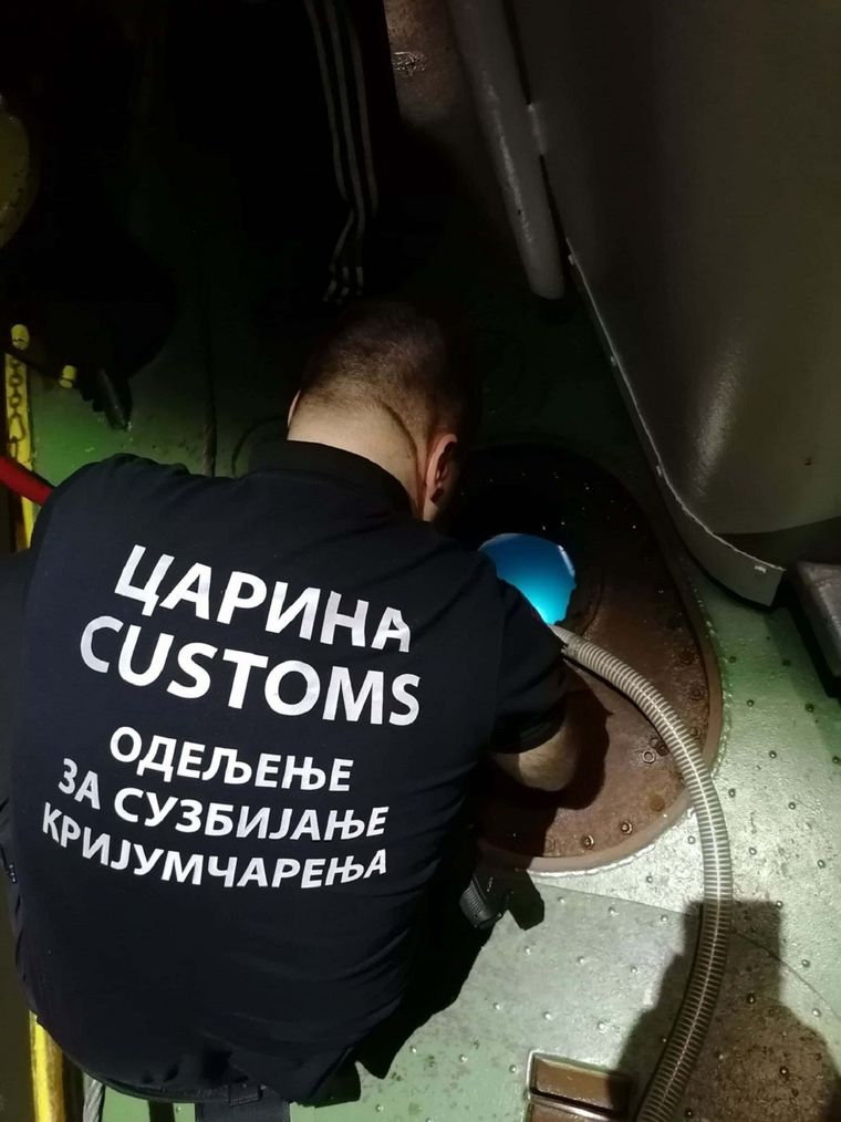За нелегальне перевезення нафти сербські митники затримали судно з українським екіпажем