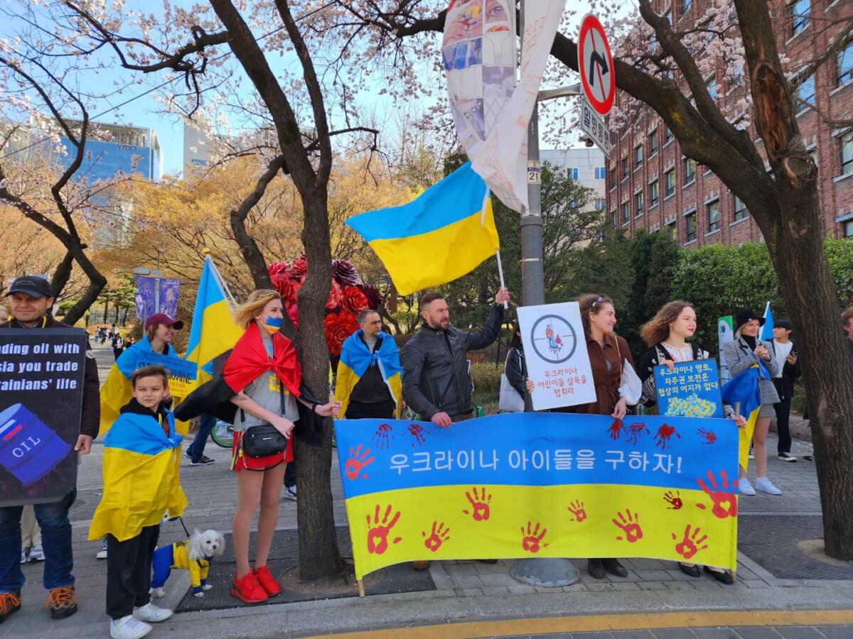 Перед російським посольством у Кореї українці провели акцію протесту