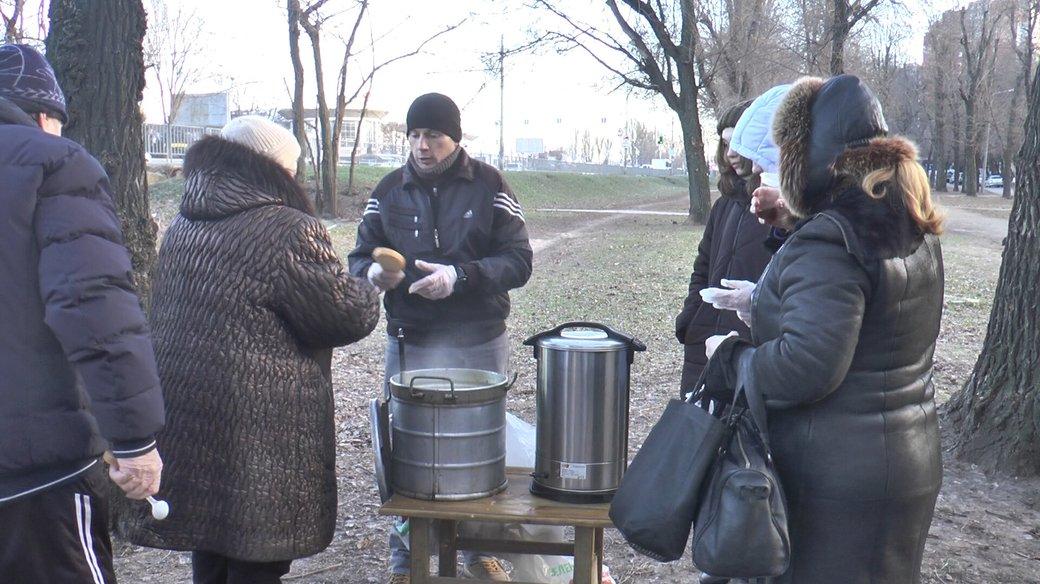 В Днепре волонтеры предоставляют приют для переселенцев и бесплатно раздают горячие обеды