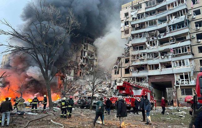У Дніпрі окупанти ракетою влучили у багатоповерхівку: що відомо (ВІДЕО)