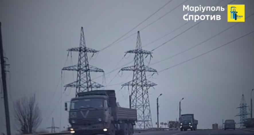 В окупованому Маріуполі помітили понад 70 російських вантажівок з протитанковими спорудами (ВІДЕО)