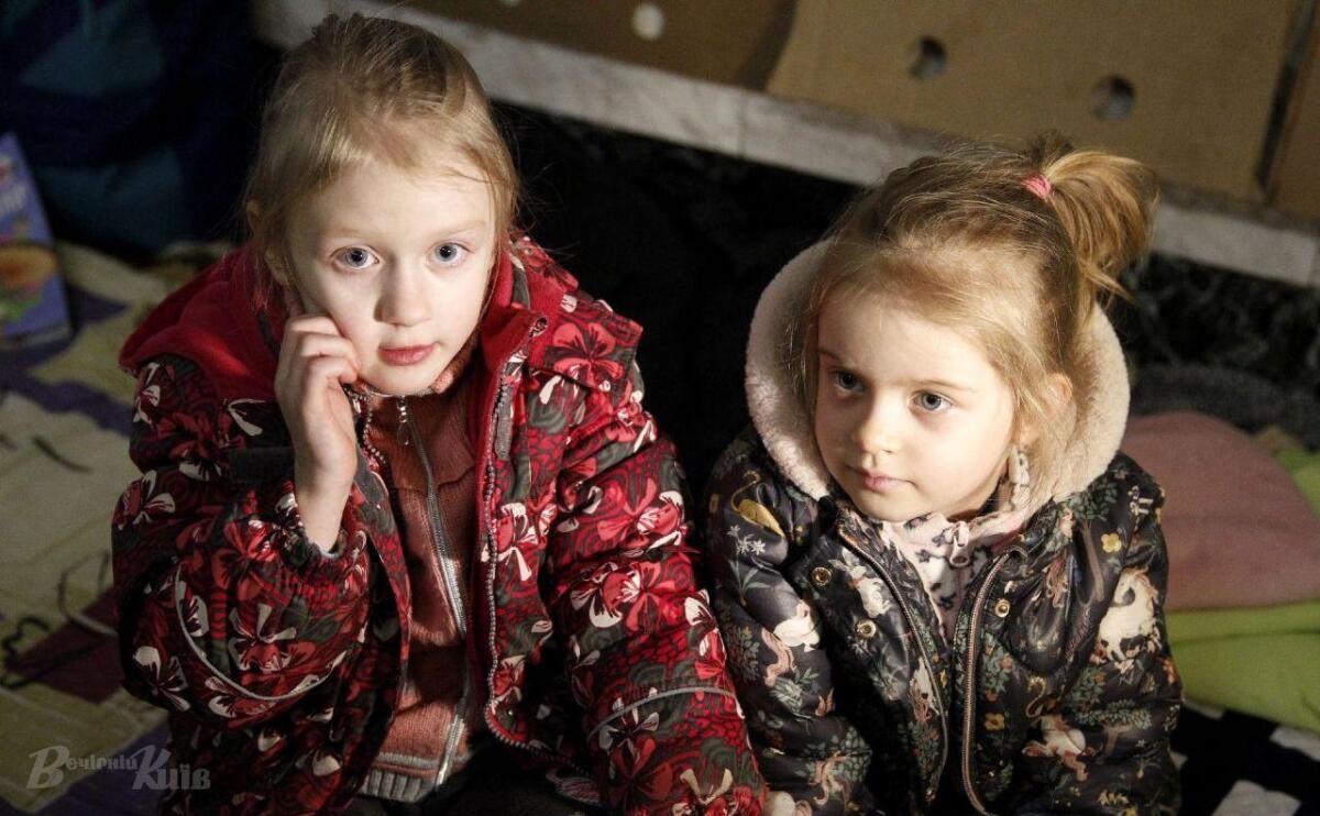У Києві під час масштабної повітряної тривоги діти заспівали щедрівки у метрополітені (ВІДЕО)