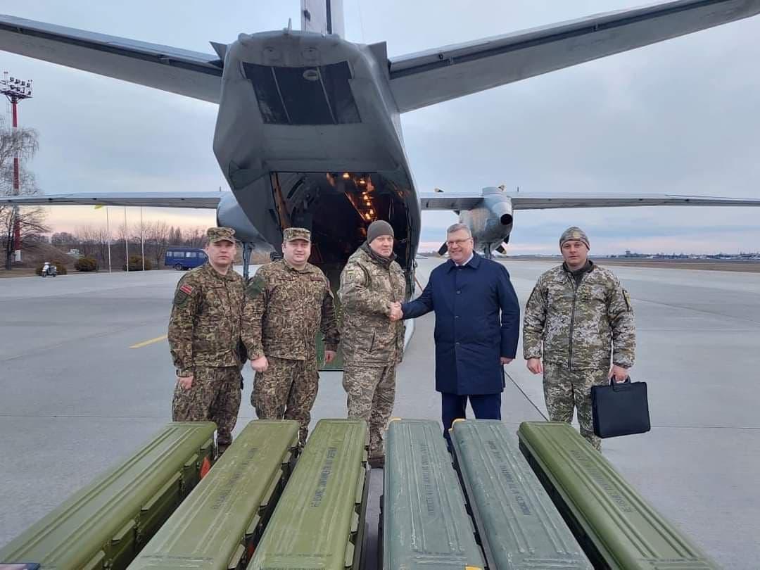 Вертолеты, БПЛА и ЗРК Stinger: Латвия направит в Украину новую партию военной помощи