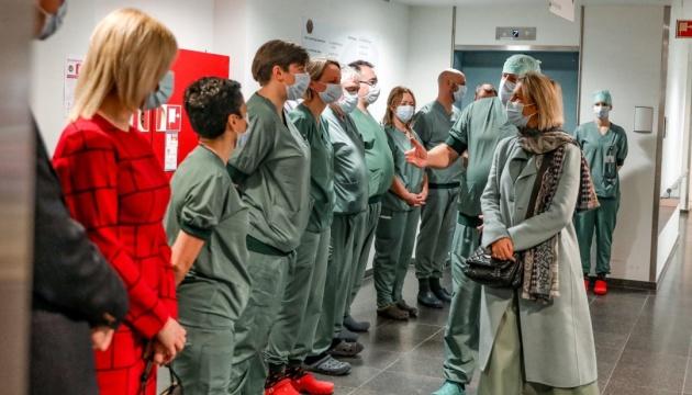 Міністр оборони Бельгії відвідала воїнів ЗСУ, які перебувають на лікуванні у Брюсселі (ФОТО)