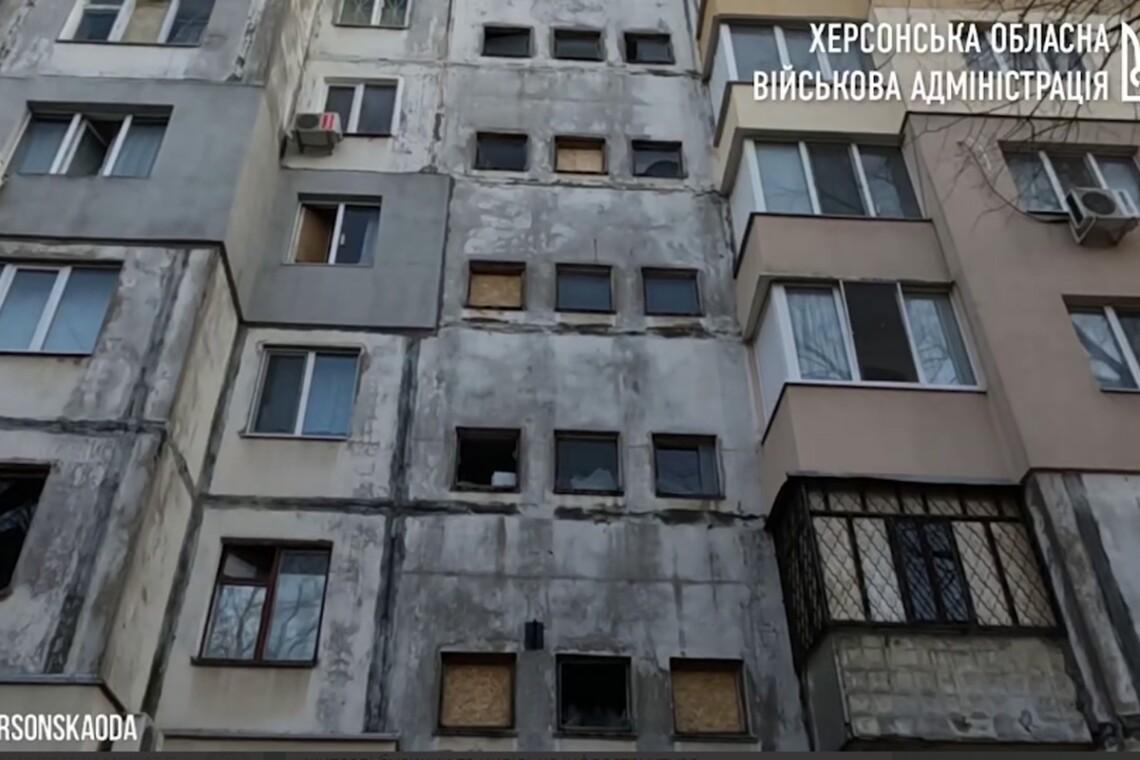 Окупанти з РСЗВ обстріляли Херсон: у житловому кварталі здійнялася пожежа