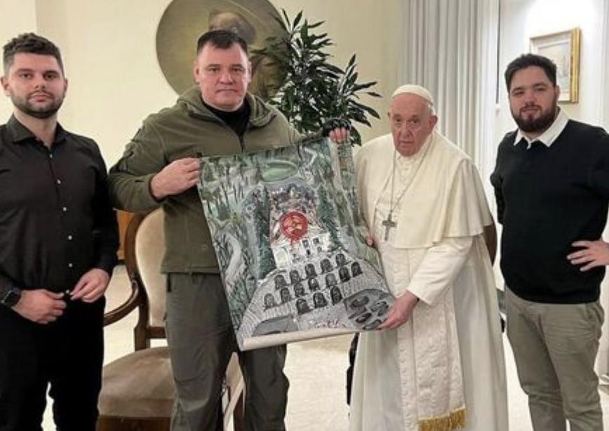 Картину про трагедію Маріуполя передали Папі Римському