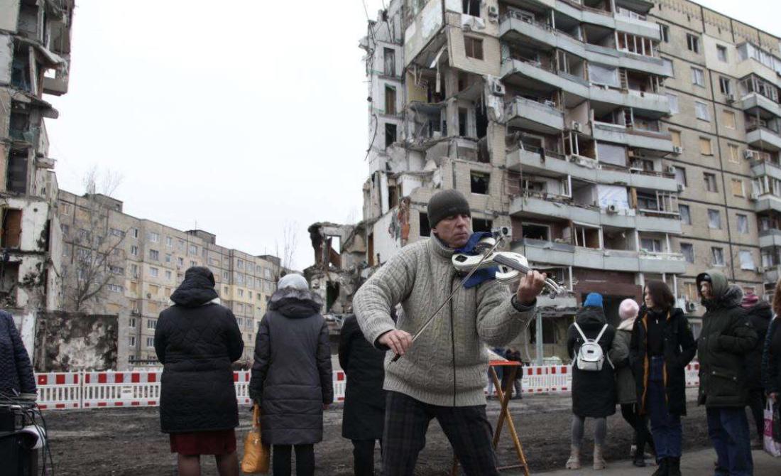 У Дніпрі провели панахиду за загиблими від російської ракети мешканцями будинку