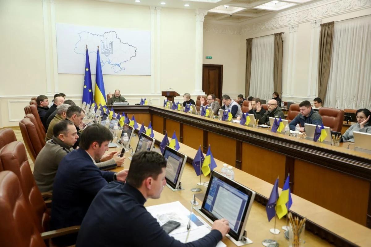 В Україні заборонили виїзд посадовців за кордон під час війни без поважних причин