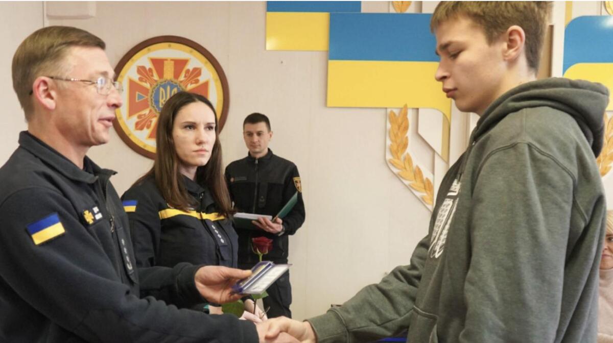 Рятувальники відзначили школярів за мужні дії в перші хвилини після трагедії у Броварах