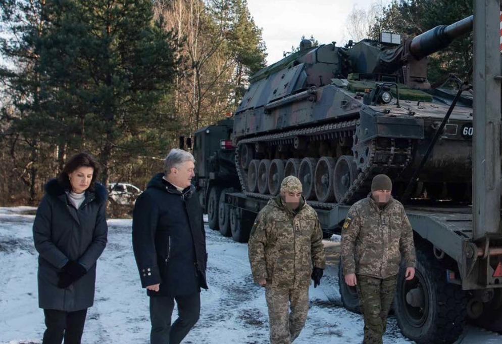 Петро Порошенко передав воїнам 43-ї артбригади танковий тягач Oshkosh