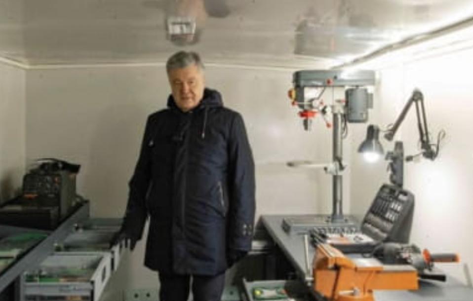 Петро Порошенко передає українським військовим першу пересувну майстерню на базі вантажівки DAF