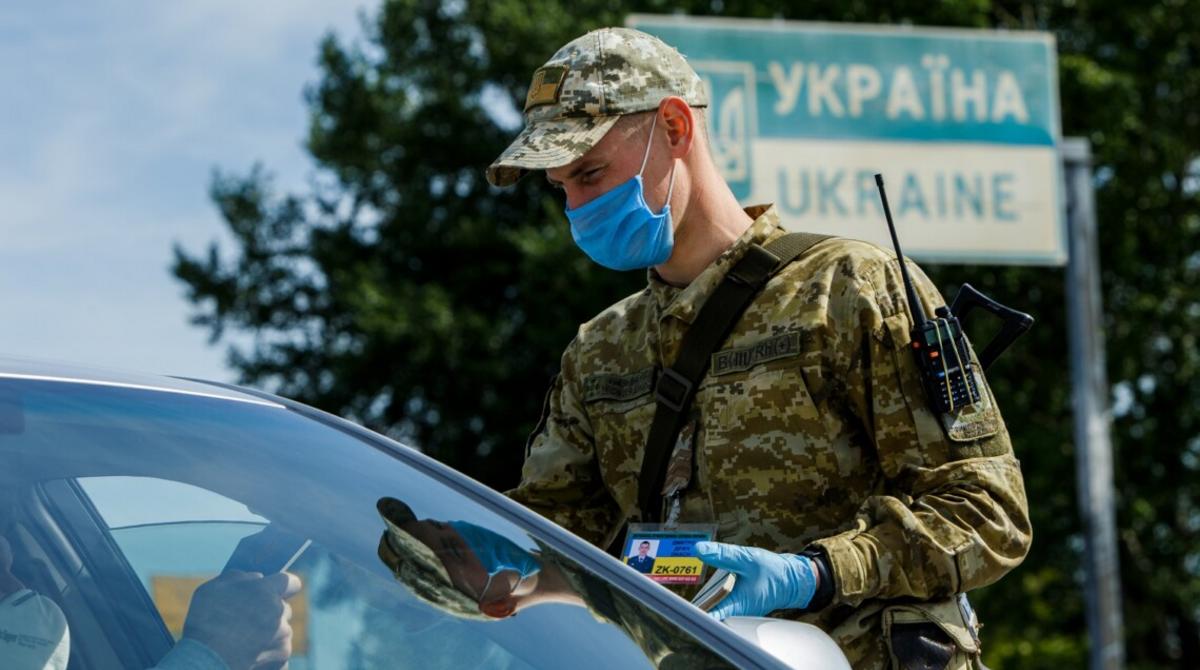 У Кабміні роз’яснили, за яких обставин жінки-держслужбовці можуть виїхати за кордон