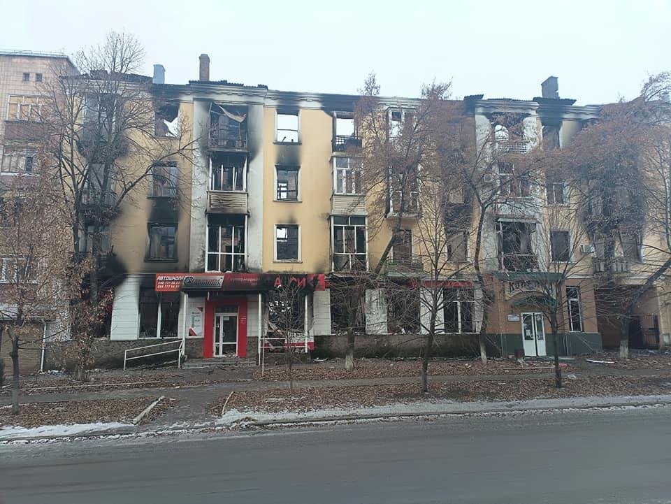 В центре Бахмута российские оккупанты разрушили обстрелами многоэтажку (ФОТО)