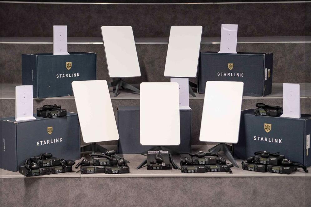 Петр Порошенко передал Starlink и рации новой бригаде ДШВ