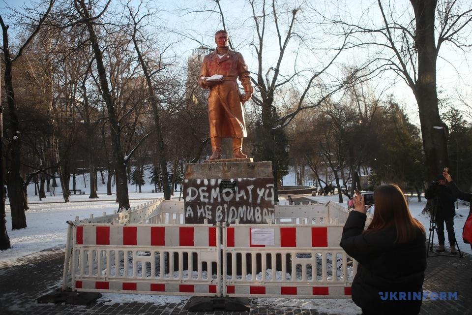 В столице демонтировали памятник советскому летчику Чкалову (ВИДЕО)