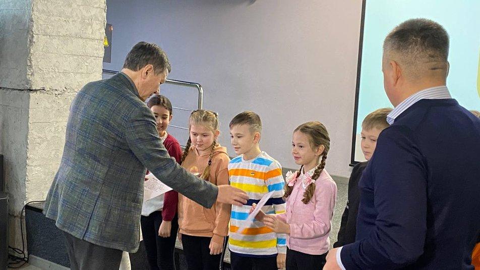 У Вінниці нагородили дітей-волонтерів, які зібрали понад 1 мільйон гривень для ЗСУ (ВІДЕО)