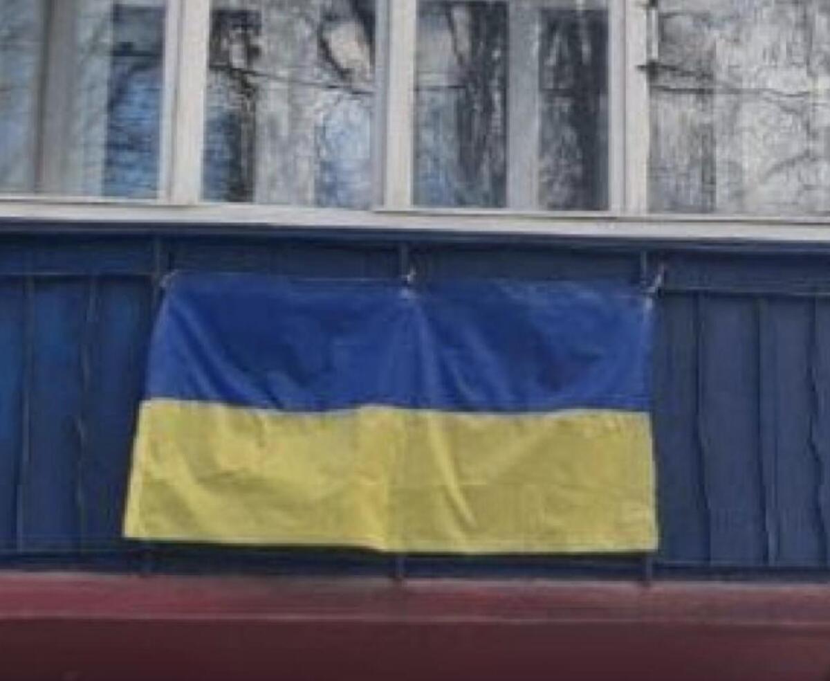 У Києві помітили балкон, який пофарбований у російський триколор