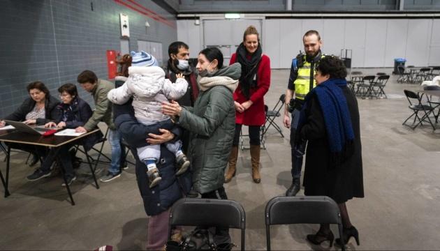 У одній з європейських країн частина українських біженців втратить тимчасовий захист: що відомо