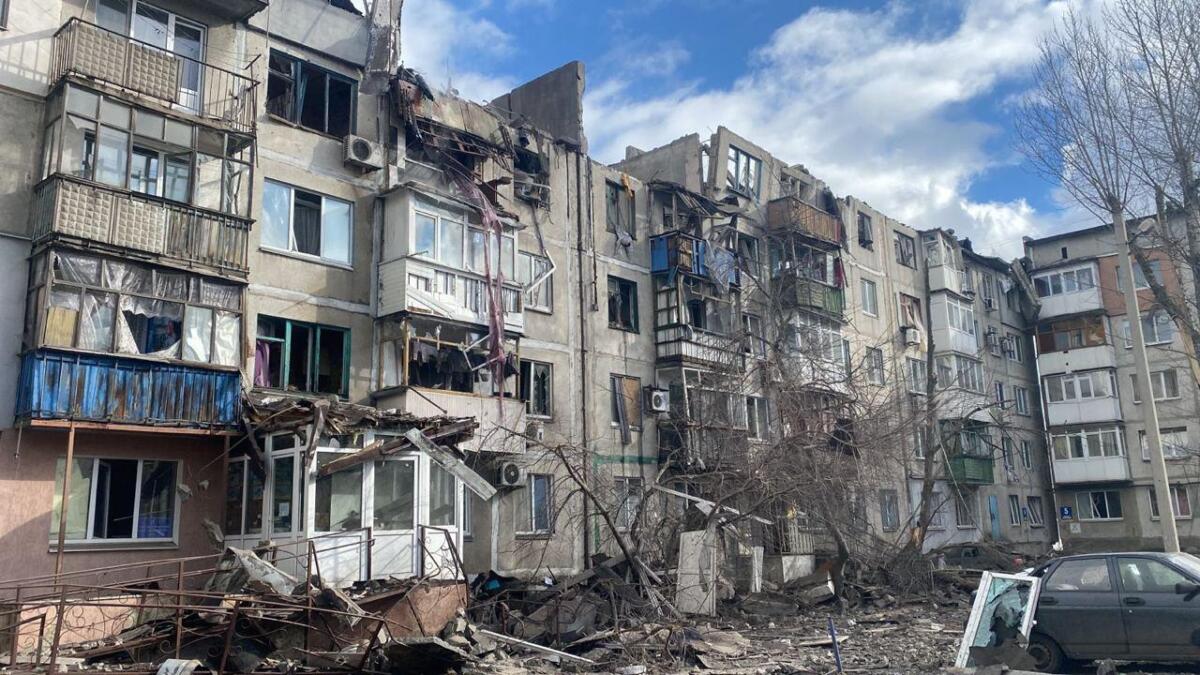Обстрелы Покровска: спасатели достали из-под завалов многоэтажки тело погибшего