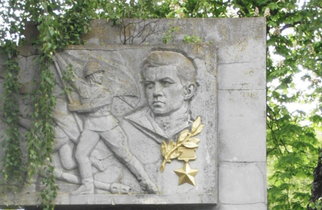 На Прикарпатті демонтують пам’ятник на могилі героя СРСР