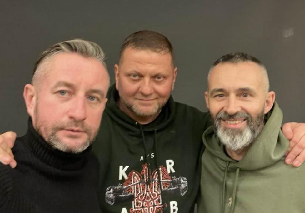 Український письменник Сергій Жадан провів благодійний аукціон, де розіграв книги з автографом головнокомандувача ЗСУ
