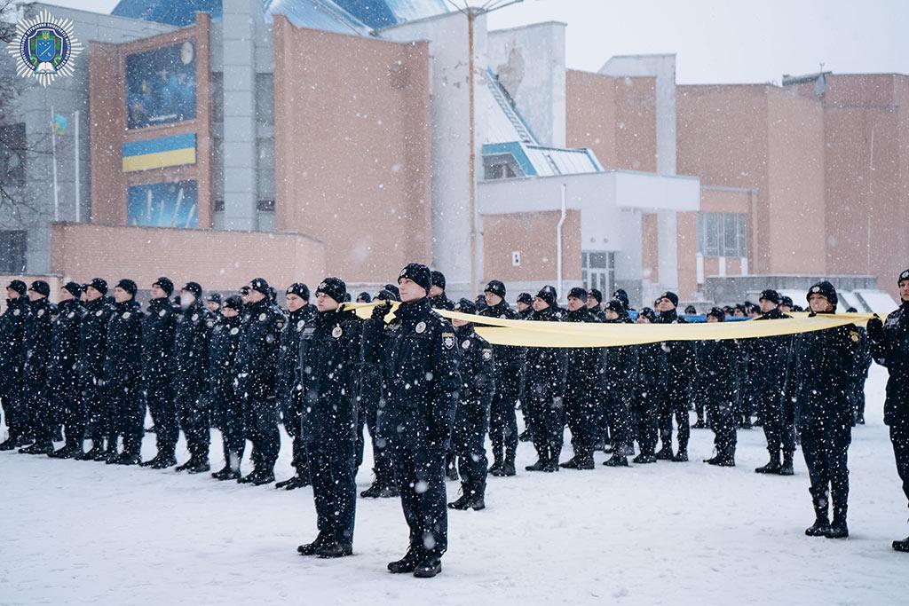 У Дніпрі майбутні правоохоронці влаштували яскравий флешмоб на честь Дня Державного Герба України (ФОТО)
