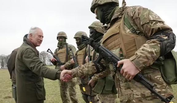 Король Чарльз ІІІ поспілкувався з українськими бійцями, які проходять навчання у Британії (ВІДЕО)