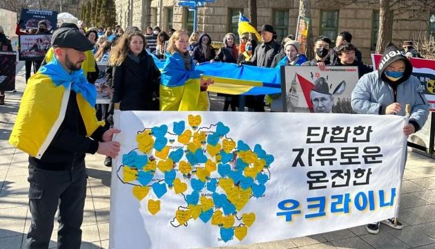 У Сеулі біля російського посольства пройшов мітинг на підтримку України (ФОТО)