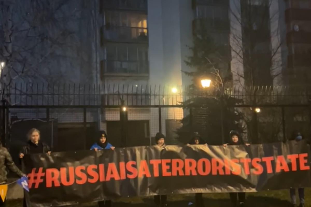 Сирени та звуки вибухів о 6 ранку: активісти провели акцію для російських дипломатів у Польщі (ВІДЕО)