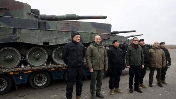 Прем’єр-міністр України показав перші танки Leopard 2, які передала Польща (ФОТО)
