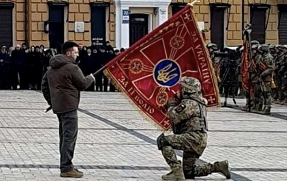 Военный из Волновахи получил боевое знамя из рук Президента Украины